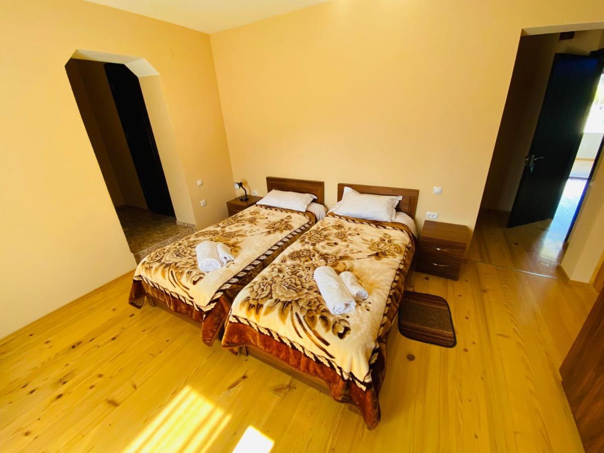 Guesthouse AlpenRose Mestia Eksteriør billede